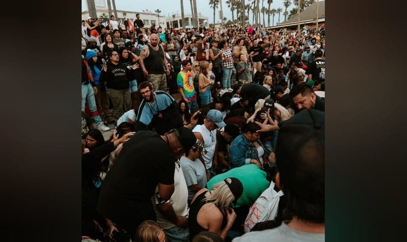 O culto a beira-mar na Califórnia atraiu uma multidão. (Foto: Instagram/Ross Johnston).