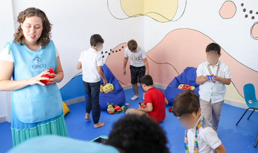 A sala “Vinde A Mim” é um lugar para crianças autistas se autorregularem. (Foto: Flickr/Adventistas Brasília/Marcos Salas).