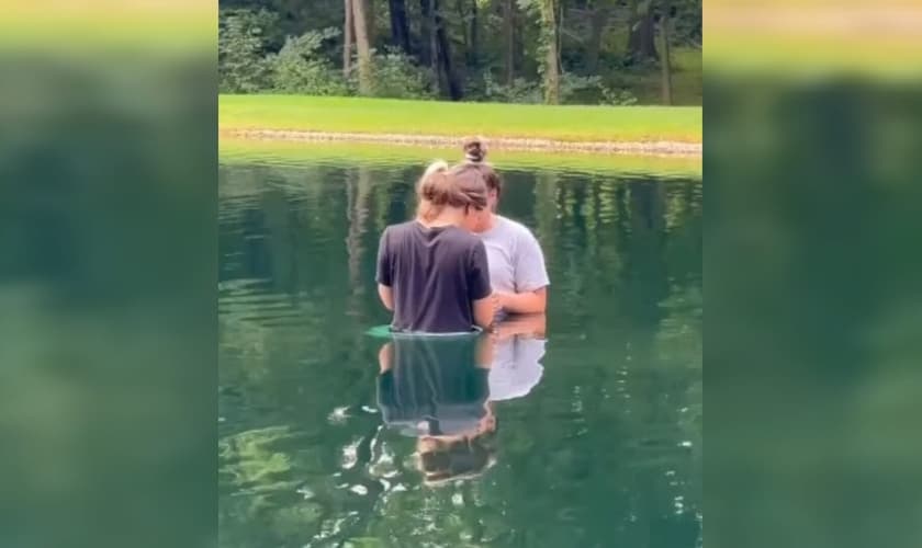 As mulheres foram batizadas em um lago. (Foto: Reprodução/Instagram/Her Song Columbus).