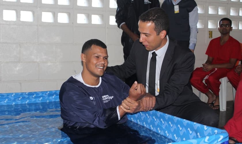 Quatro presos foram batizados na prisão em BH. (Foto: GPA).