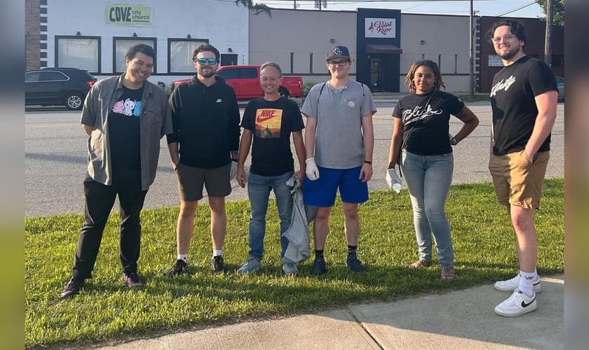 O pastor Josh e cristãos em frente à igreja. (Foto: Instagram/Cove City Church)