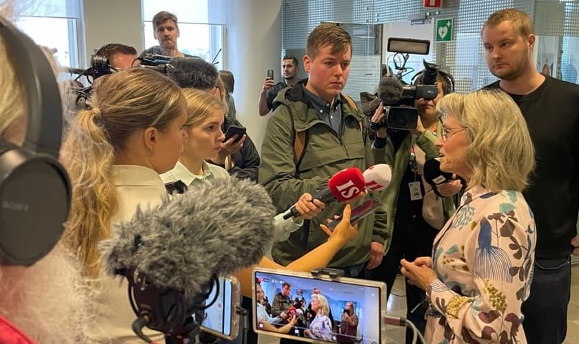 Päivi Räsänen conversa com a imprensa após o primeiro dia de seu julgamento. (Foto: ADF Internacional)