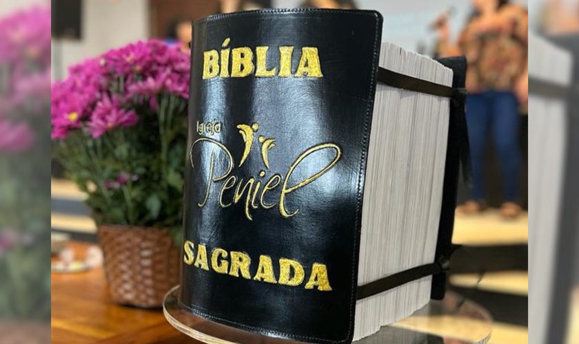 : Bíblia manuscrita pela Igreja Peniel, em Presidente Prudente (SP). (Foto: Facebook/Ivan Junio)