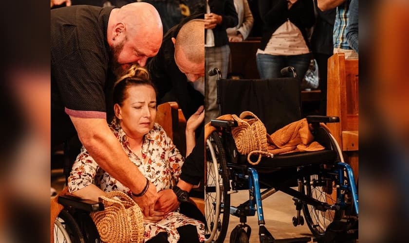 A mulher foi curada e deixou cadeira de rodas. (Foto: Instagram/Robby Dawkins)