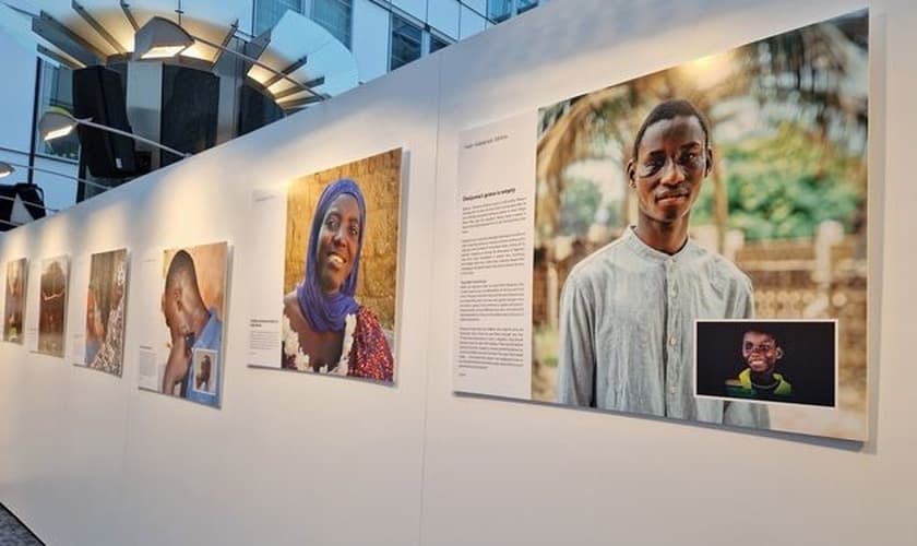 A exposição mostra dezenas de fotos de vítimas da perseguição cristã. (Foto: X/Jaruissen)