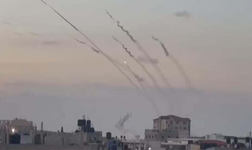 Cenas do ataque a Israel através de mísseis. (Captura de tela/YouTube Jovem Pan News)