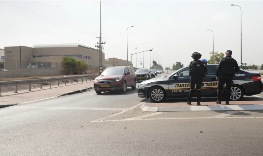 Polícia de Israel patrulha ostensivamente as ruas. (Captura de tela/YouTube/Sky News)