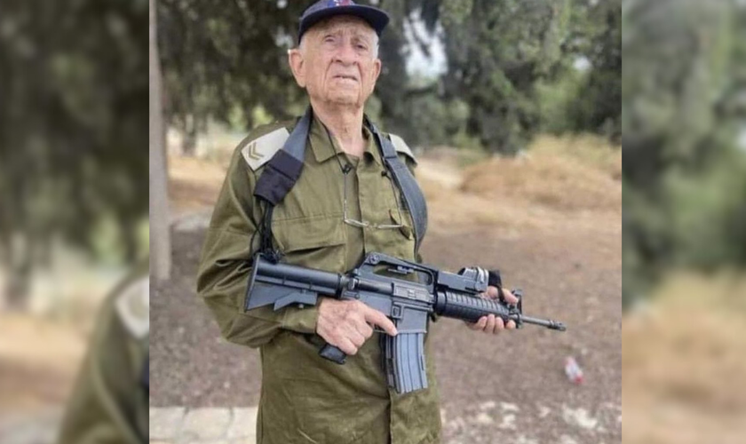 Ezra Yachin posa com seu uniforme militar. (Foto: Jewish Breaking News)