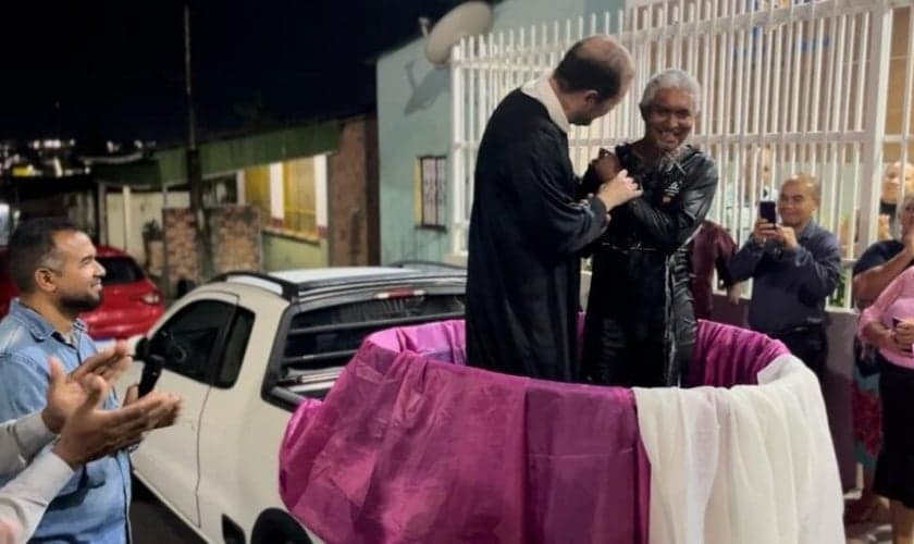 Antonio dos Santos foi batizado em um tanque improvisado em Manaus. (Foto: Reprodução/YouTube/Adventistas Amazonas Roraima).