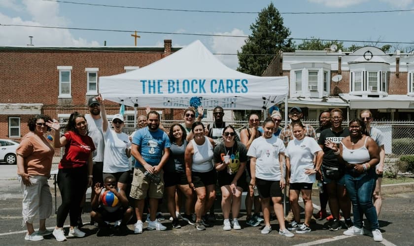 Equipe de voluntários. (Foto: Facebook/The Block Cares)