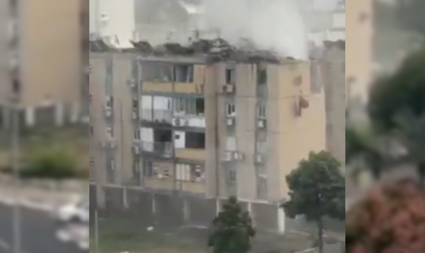 Foguete lançado pelo Hamas atinge prédio residencial em Tel Aviv. (Captura de tela/X/N12)