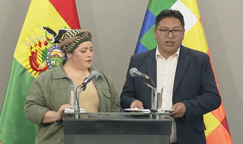 María Nela Prada, ministra da Presidência da Bolívia, e Freddy Mamani, o vice-chanceler das Relações Exteriores anunciam decisão. (Captura de tela/YouTube/AFP)
