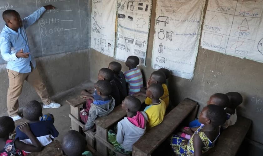 Waswa ensinando crianças em seu ministério. (Foto: Reprodução/Portas Abertas)