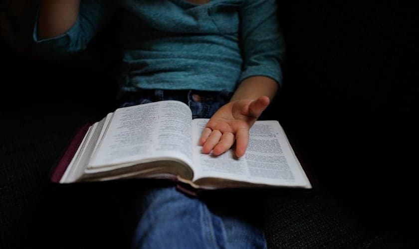 Para os jovens britânicos a Bíblia poderia ser banida dos locais de venda. (Foto: Pixabay)