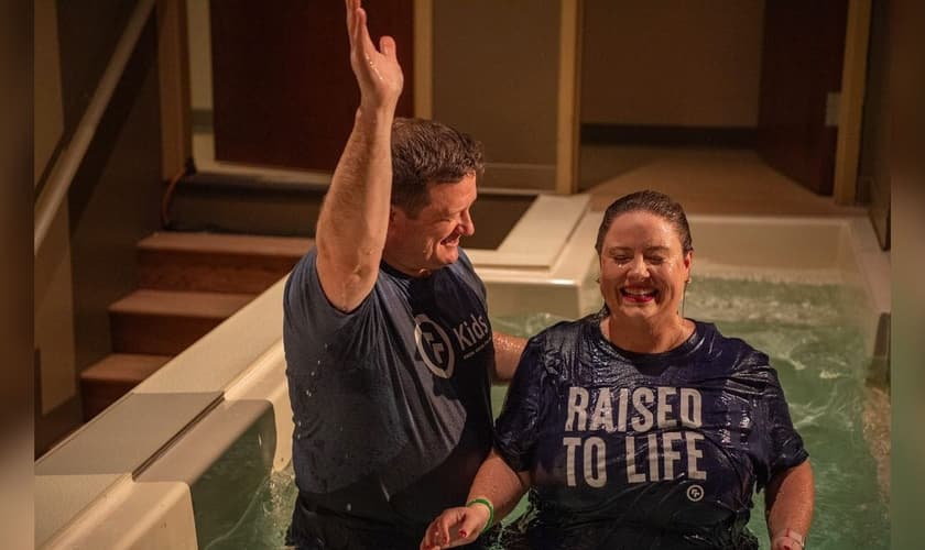 Batismo na igreja. (Foto: Reprodução/Facebook/First Baptist Simpsonville)