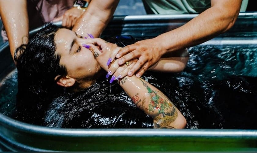 Mulher sendo batizada. (Foto: Ilustração/Unsplash/Josue Michel)