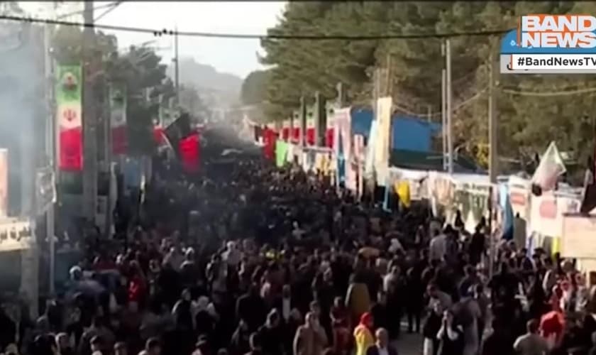 Cenas da passeata em homenagem ao terrorista Qasem Soleimani. (Captura de tela: YouTube Band Jornalismo)