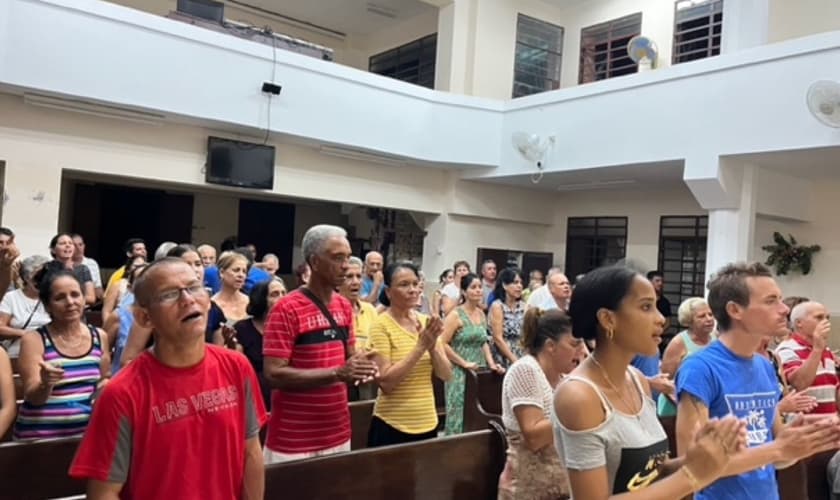 Cubanos na igreja. (Foto: Reprodução/Baptist Press)