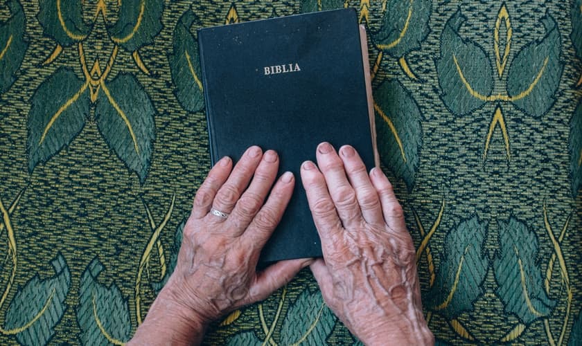 A vítima, de 70 anos, conseguiu se defender com uma Bíblia. (Foto: Imagem ilustrativa/Unsplash/Raul Petri).