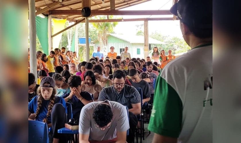 Jovens no acampamento missionário. (Foto: Reprodução/Instagram/Radical Brasil)