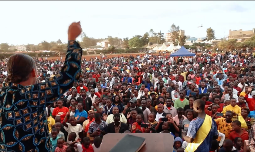 Michael Job durante evangelismo no Quênia. (Captura de tela/Facebook/Michael Job)