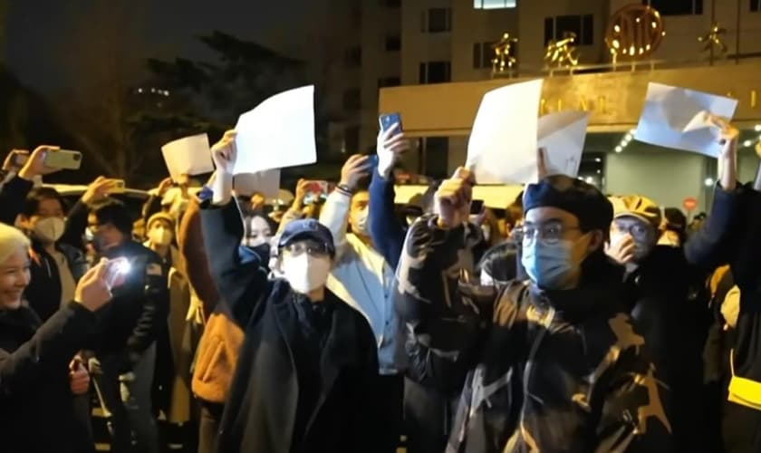 Chineses protestam contra o “Livro Branco”. (Captura de tela: YouTube/CBC News/ The National)