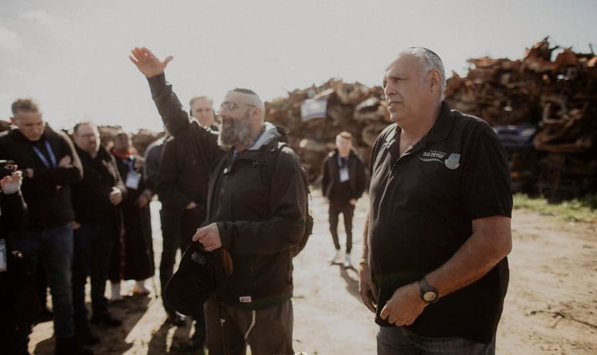 Líderes visitam lugares destruídos por terroristas em Israel. (Foto: Facebook/International Christian Embassy Jerusalem - ICEJ) 