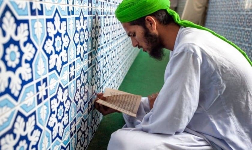 Muçulmano lendo o Alcorão. (Foto ilustrativa: IMB)