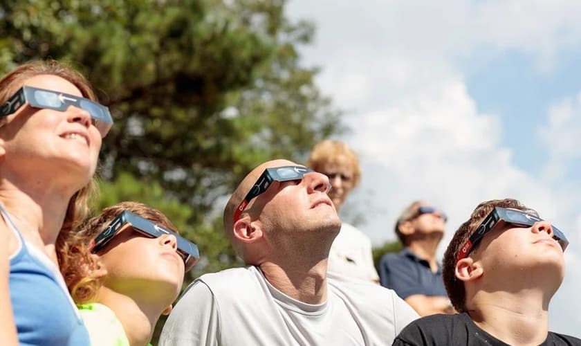 Pessoas observando eclipse solar. (Foto representativa: Rawpixel)