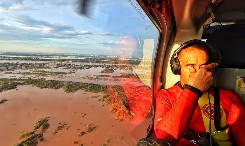 Bombeiro chora diante do cenário catastrófico no RS. (Fotos: Instagram governo_rs/Gustavo Mansur)