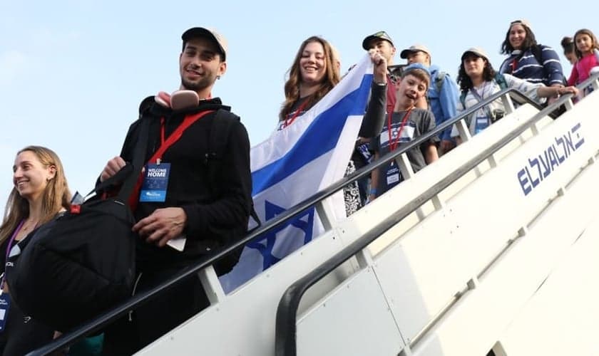 Novos imigrantes chegando ao Aeroporto Ben-Gurion, em Israel. (Foto: Yonit Schiller/Nefesh B'Nefesh)