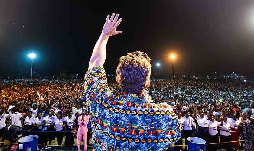 Daniel Kolenda pregou a uma multidão em Hoima. (Foto: Christ for all Nations).