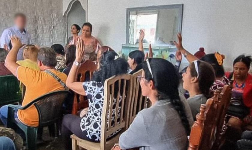 Cristãos em culto. (Foto: Reprodução/Christian Aid Mission)