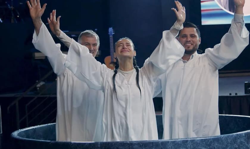 Batismo na igreja local. (Foto: Reprodução/CBN News)