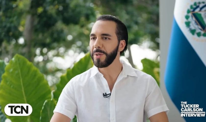 O presidente Nayib Bukele, de El Salvador, em entrevista a Tucker Carlson. (Captura de tela/YouTube/Tucker Carlson)