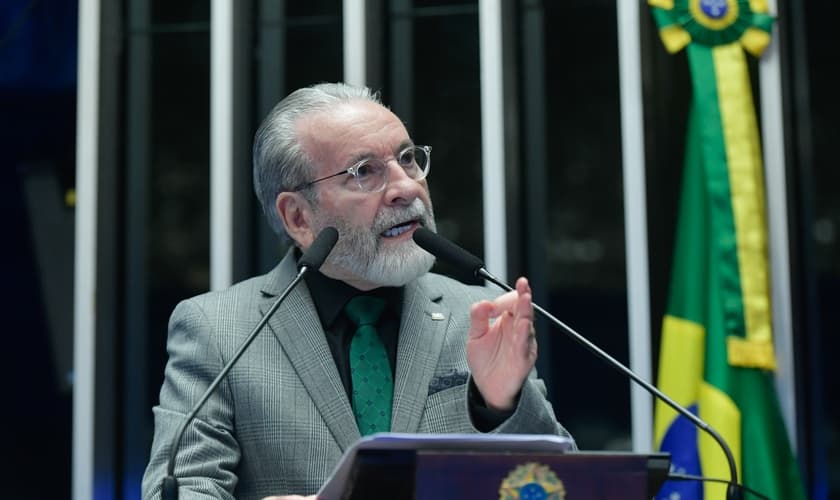 Em discurso, à tribuna, presidente do Conselho Federal de Medicina (CFM), José Hiran da Silva Gallo. (Foto: Geraldo Magela/Agência Senado)