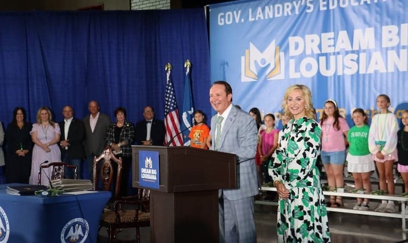 Governador da Louisiana, Jeff Landry, assina a nova lei. (Foto: Instagram/Jeff Landry)