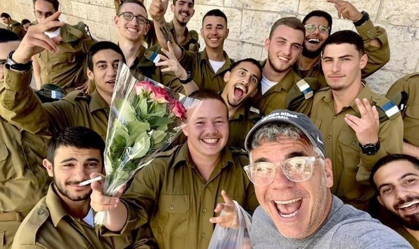 Mark Tedder junto a soldados em Israel. (Foto: Reprodução/worshiplanet)
