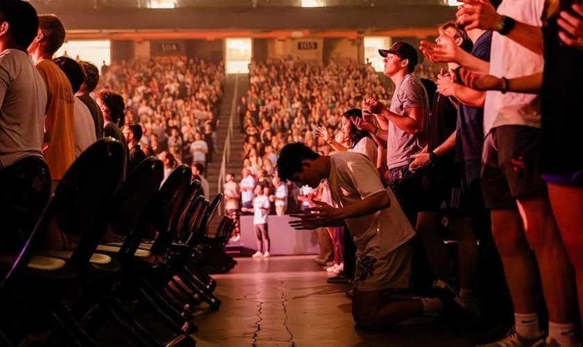 Universitários em evento evangelístico. (Foto: Reprodução/Instagram/Jennie Allen)