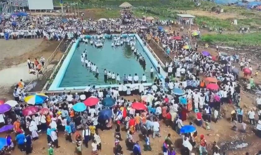 Multidão no batismo. (Foto: Reprodução/Facebook/Ted Wilson)