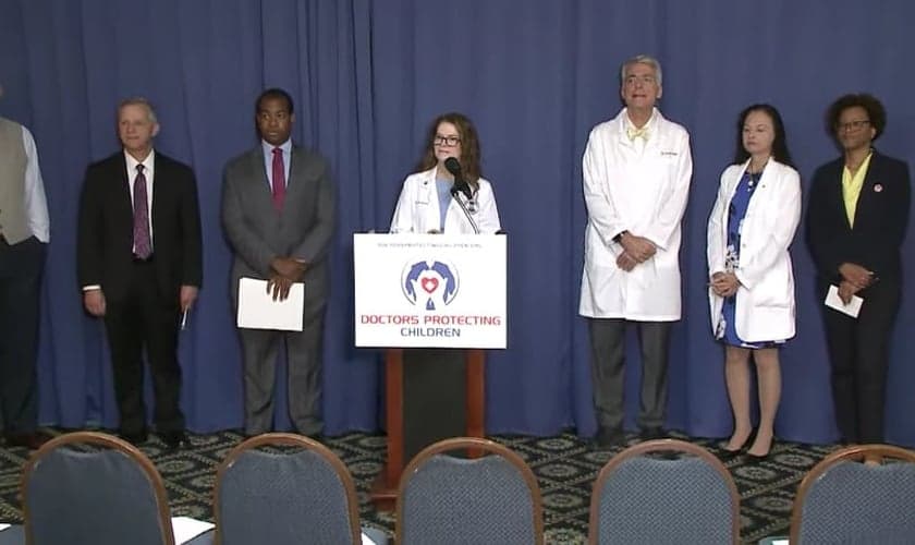 Representantes do Colégio Americano de Pediatras lançam declaração contra cirurgias trans em crianças, em Washington DC. (Captura de tela/YouTube/American College of Pediatricians)