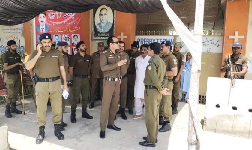 Polícia guarda prédio da Igreja Presbiteriana em Sargodha, Paquistão. (Captura de tela: Facebook/Christian Daily International-Morning Star News)