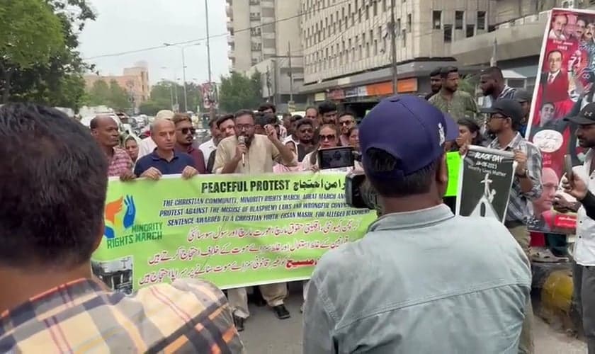 Protesto contra a sentença de morte de cristão em Sahiwal, após veredicto de blasfêmia. (Captura de tela/YouTube/Crossway TV)