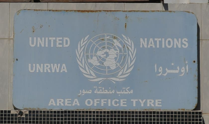 Placa da UNRWA. (Foto: Creative Commons/Wikimedia)