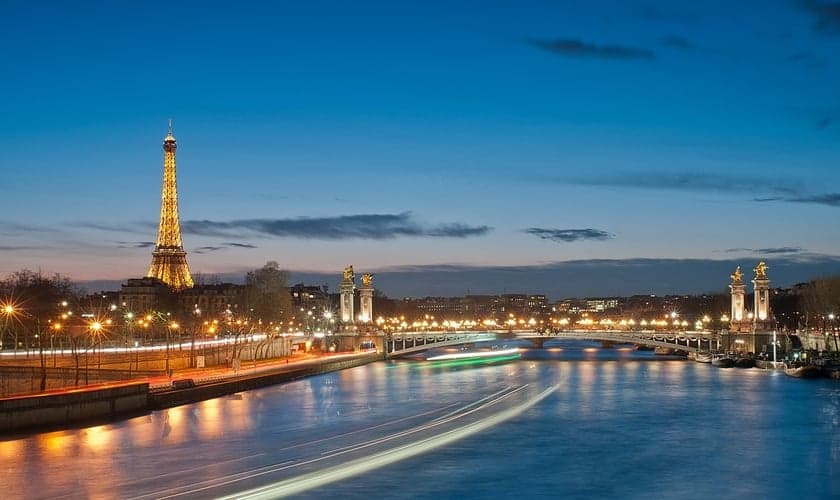 Ponte Alexandre III e ao fundo, a Torre Eiffel, local da maratona aquática e do triatlo. (Foto: Wikipedia)