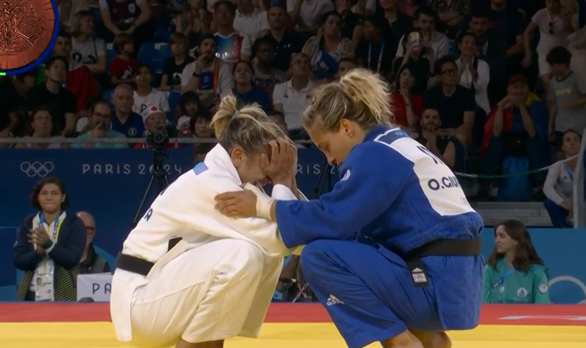 Larissa Pimenta recebe palavras de fé de sua oponente italiana Odette Giuffrida. (Captura de tela/GE)