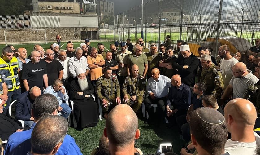 O chefe do Estado-Maior das IDF, Herzi Halevi, fala com membros da comunidade drusa após um ataque nas Colinas de Golã. (Foto: Forças de Defesa de Israel)