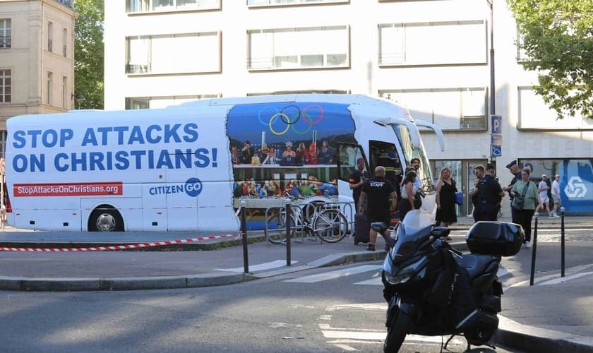 Ônibus de campanha da CitizenGO parado por policiais em Paris. (Foto: Citizen Go)