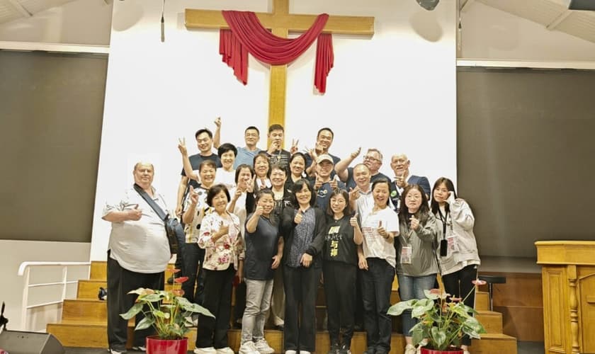 Membros da igreja chinesa em Paris que estão compartilhando o Evangelho durante as Olimpíadas. (Foto: IMB)