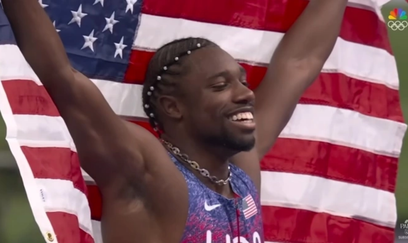 O americano Noah Lyles comemora final masculina dos 100 metros nas Olimpíadas. (Captura de tela/YouTube/NBC Sports)